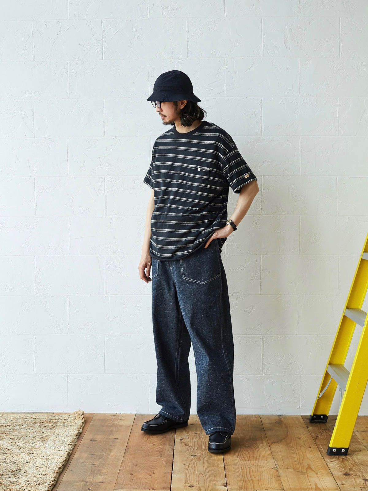 モデル着用Hemp Border Tee リネンオーガニックコットンストライプテクスチャーポケットTシャツのスタイリング例