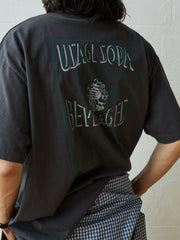 定番DRINKING TEAMプリントトリムTシャツ