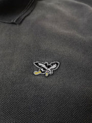 ウォッシュ加工のディテールと襟付きデザイン