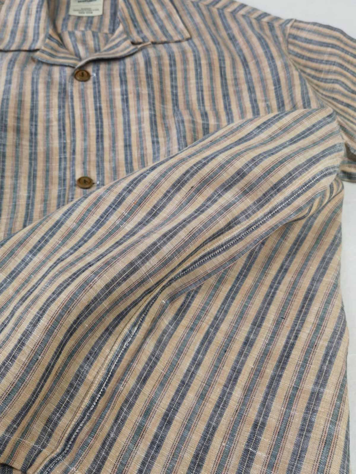 レトロシルエットのストライプ半袖シャツのディテール展示図