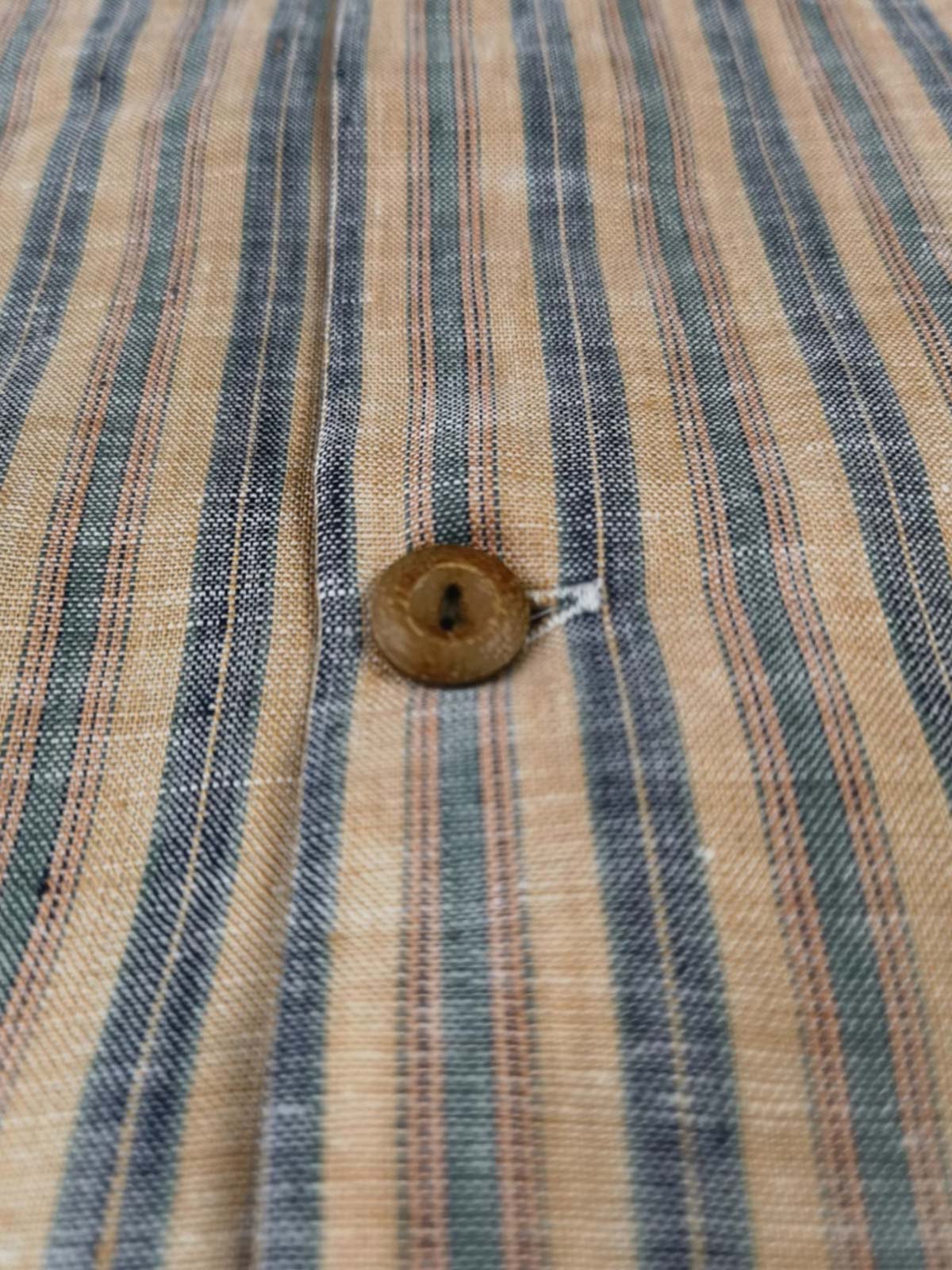 レトロシルエットのストライプ半袖シャツのディテール展示図