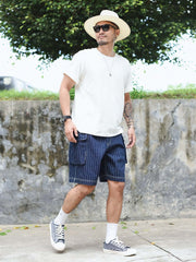 モデル画像: モデルが着用するストライプサイドポケットカーゴショーツ