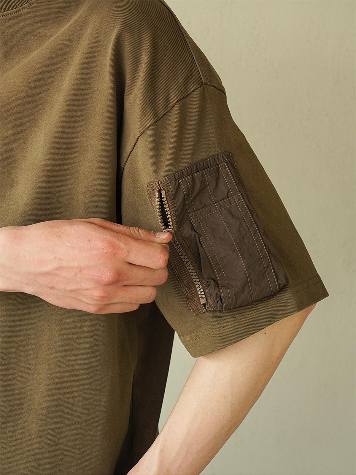 ハンドメイド植物染めフライト半袖Tシャツを着用したモデルの画像」