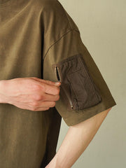 ハンドメイド植物染めフライト半袖Tシャツを着用したモデルの画像」