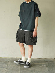 ハンドメイド植物染めフライト半袖Tシャツを着用したモデルの画像」