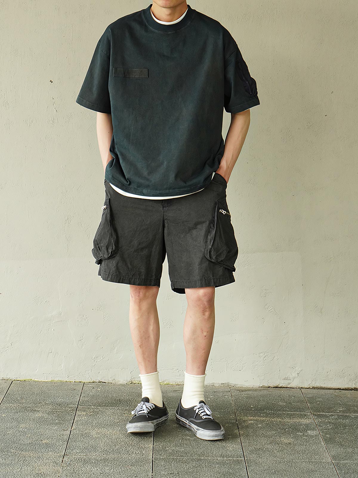 Tシャツの袖口ペンポケットディテール画像 ハンドメイド植物染めフライト半袖Tシャツを着用したモデルの画像」