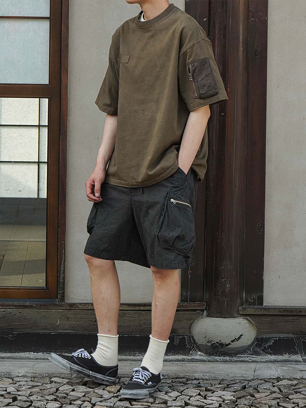 Tシャツの袖口ペンポケットディテール画像 ハンドメイド植物染めフライト半袖Tシャツを着用したモデルの画像」