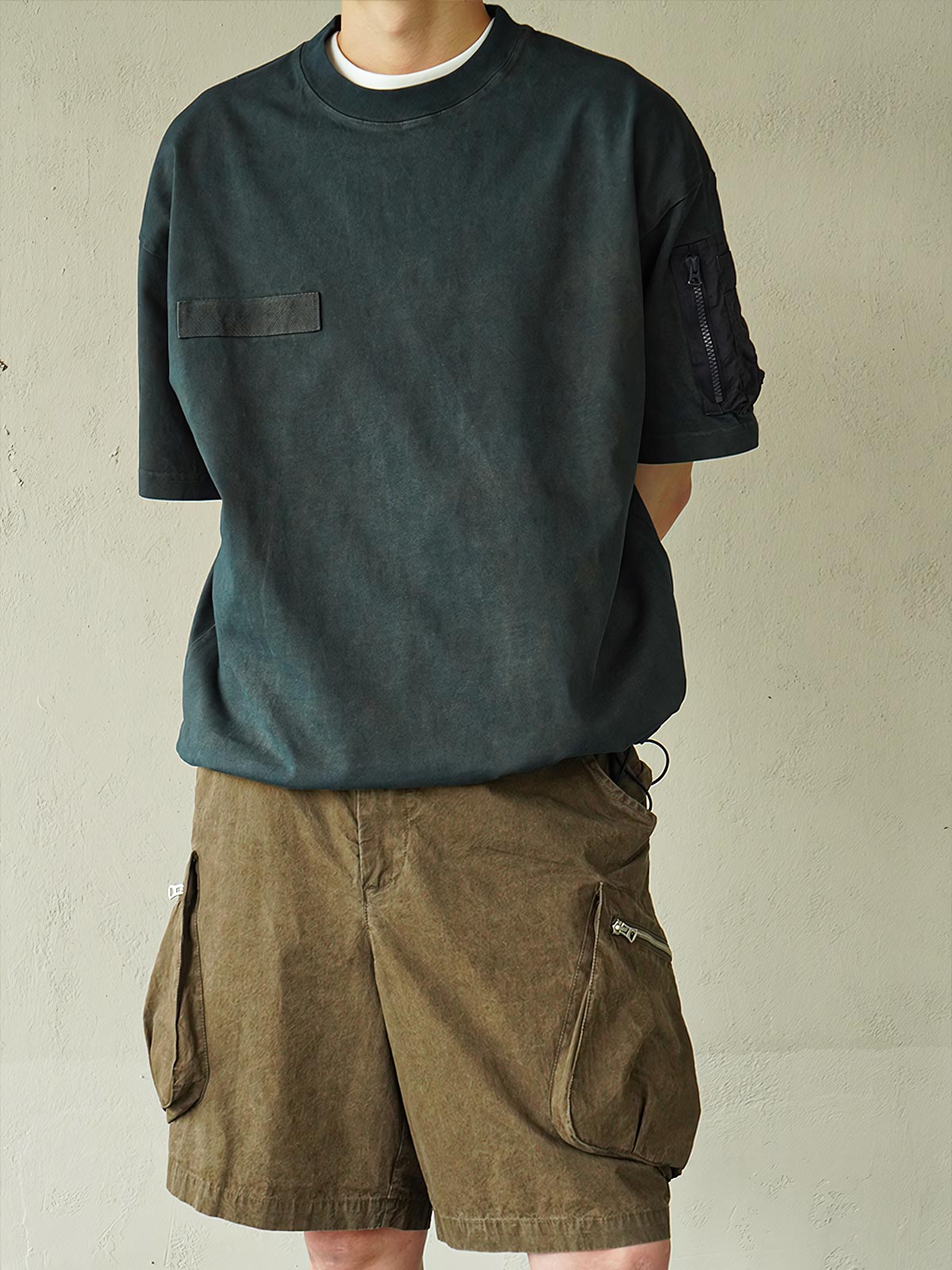 ハンドメイド植物染めフライト半袖Tシャツを着用したモデルの画像」