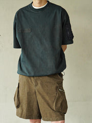 ハンドメイド植物染めフライト半袖Tシャツを着用したモデルの画像」