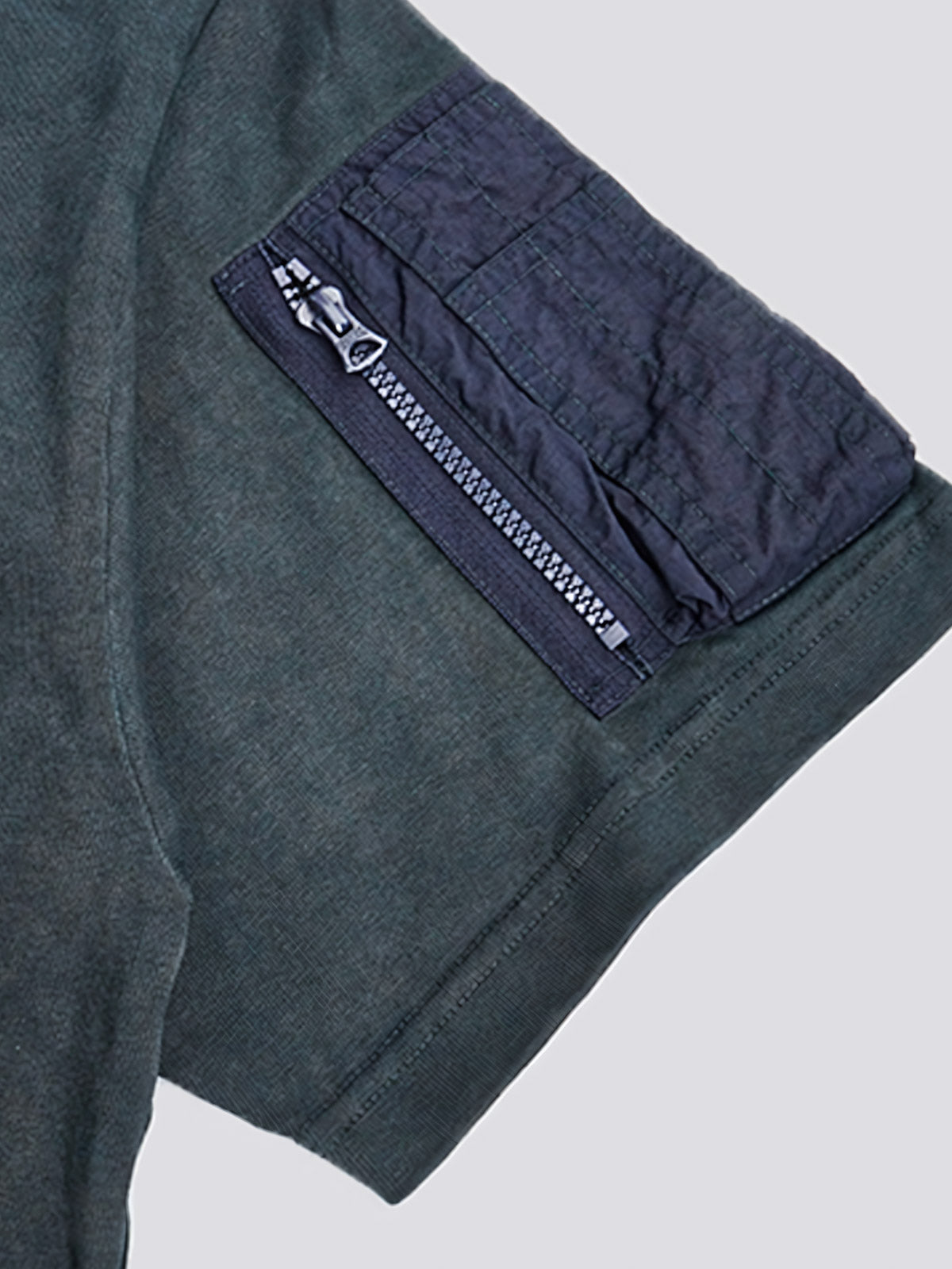 Tシャツの袖口ペンポケットディテール画像