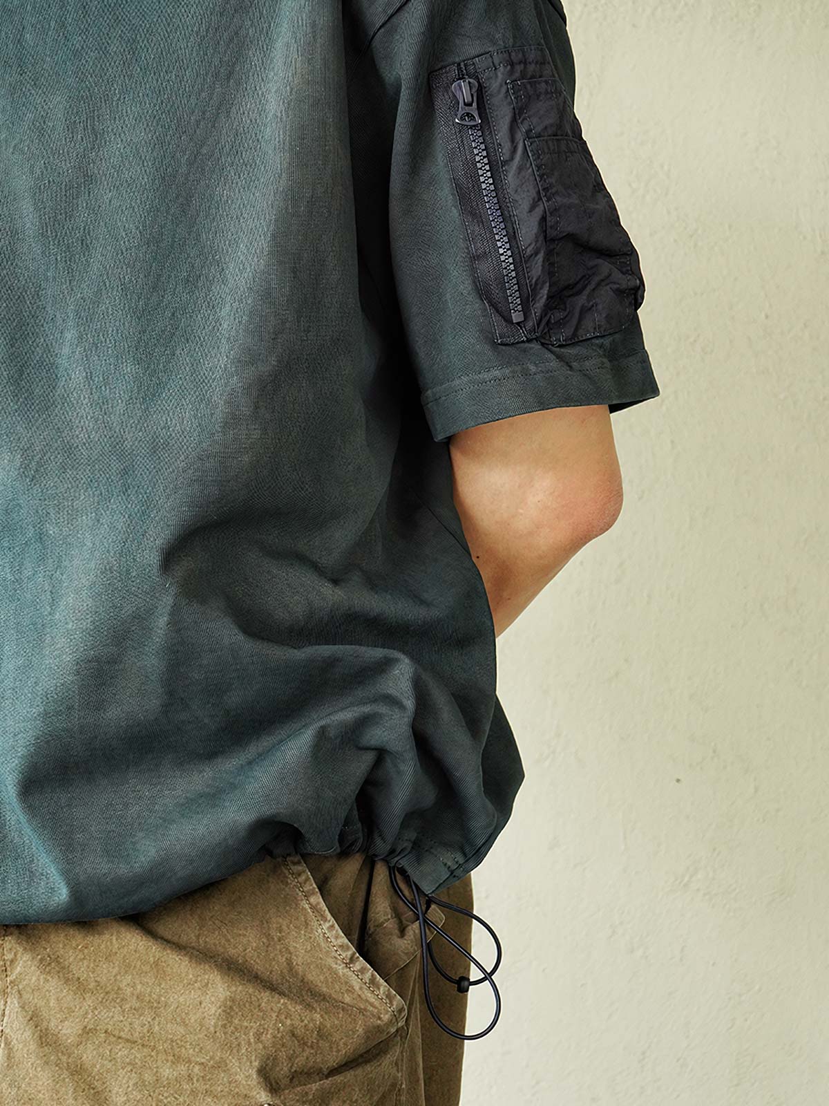 ハンドメイド植物染めフライト半袖Tシャツを着用したモデルの画像」