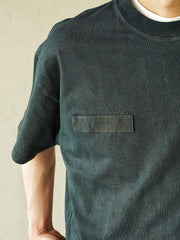 ハンドメイド植物染めフライト半袖Tシャツを着用したモデルの画像」