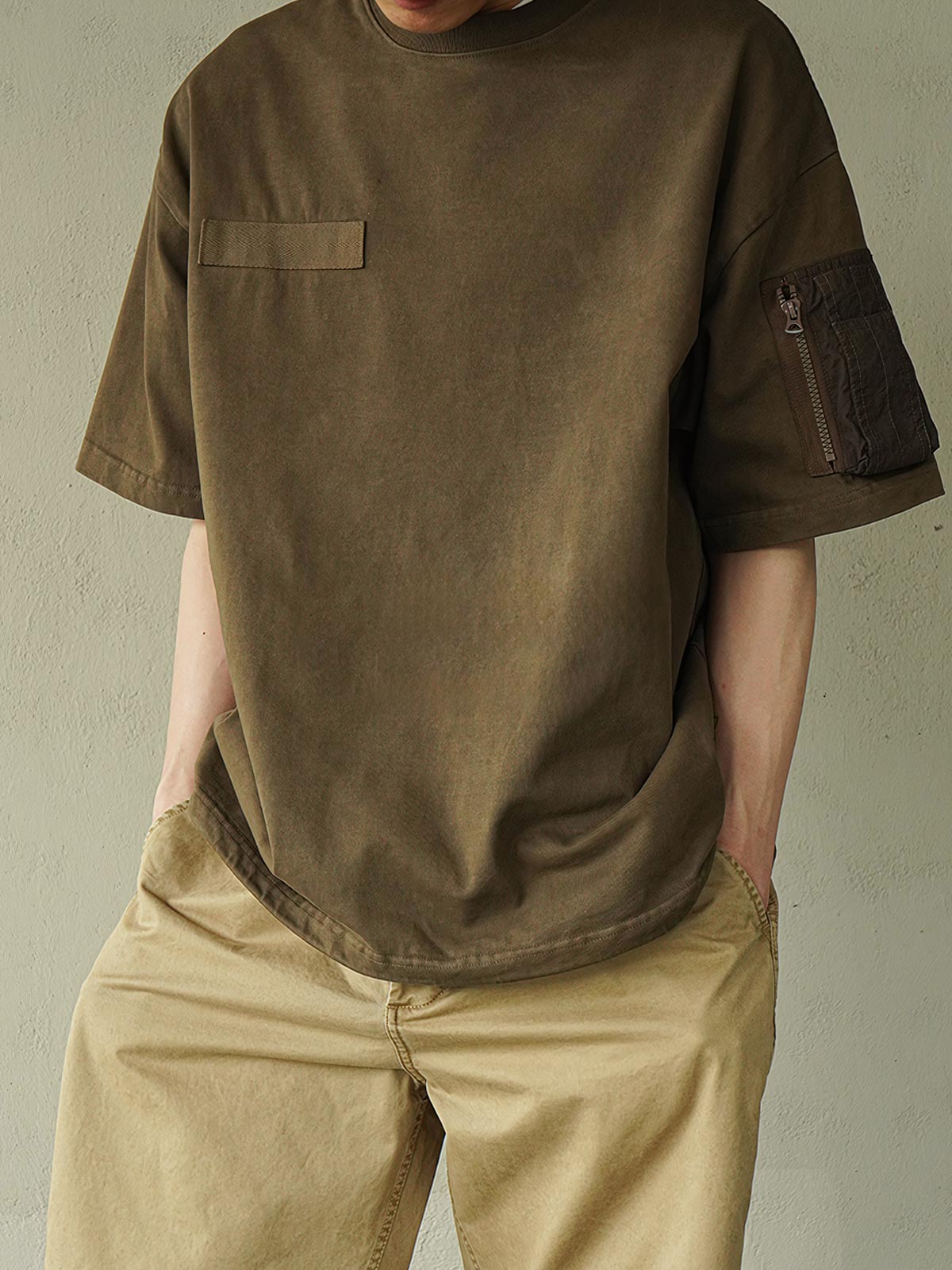 ハンドメイド植物染めフライト半袖Tシャツを着用したモデルの画像」