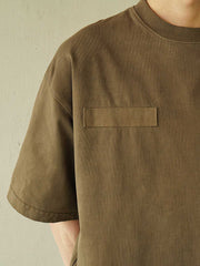 ハンドメイド植物染めフライト半袖Tシャツを着用したモデルの画像」