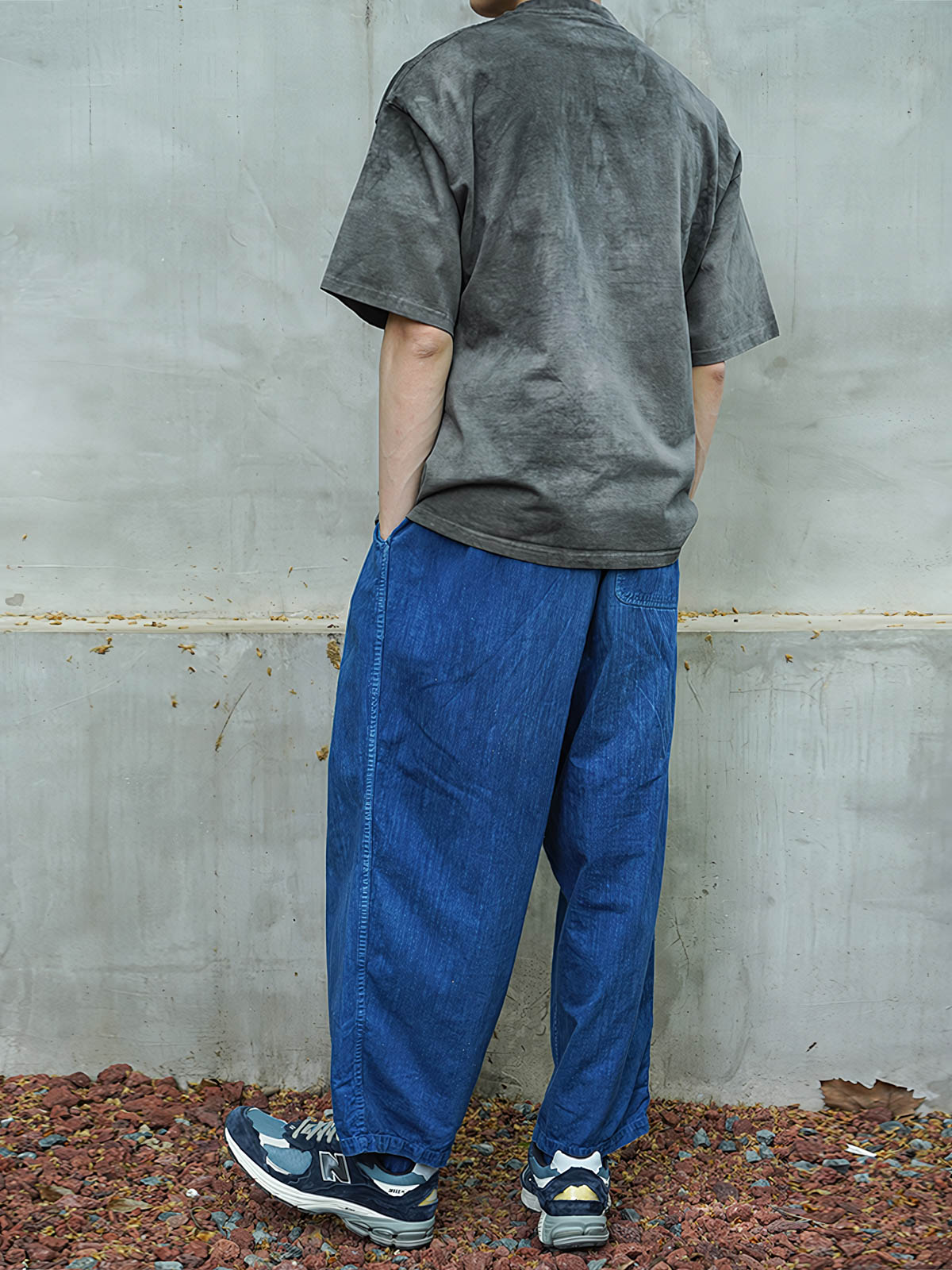 ハンドメイドグレーアイスダイTシャツを着用したモデルの画像