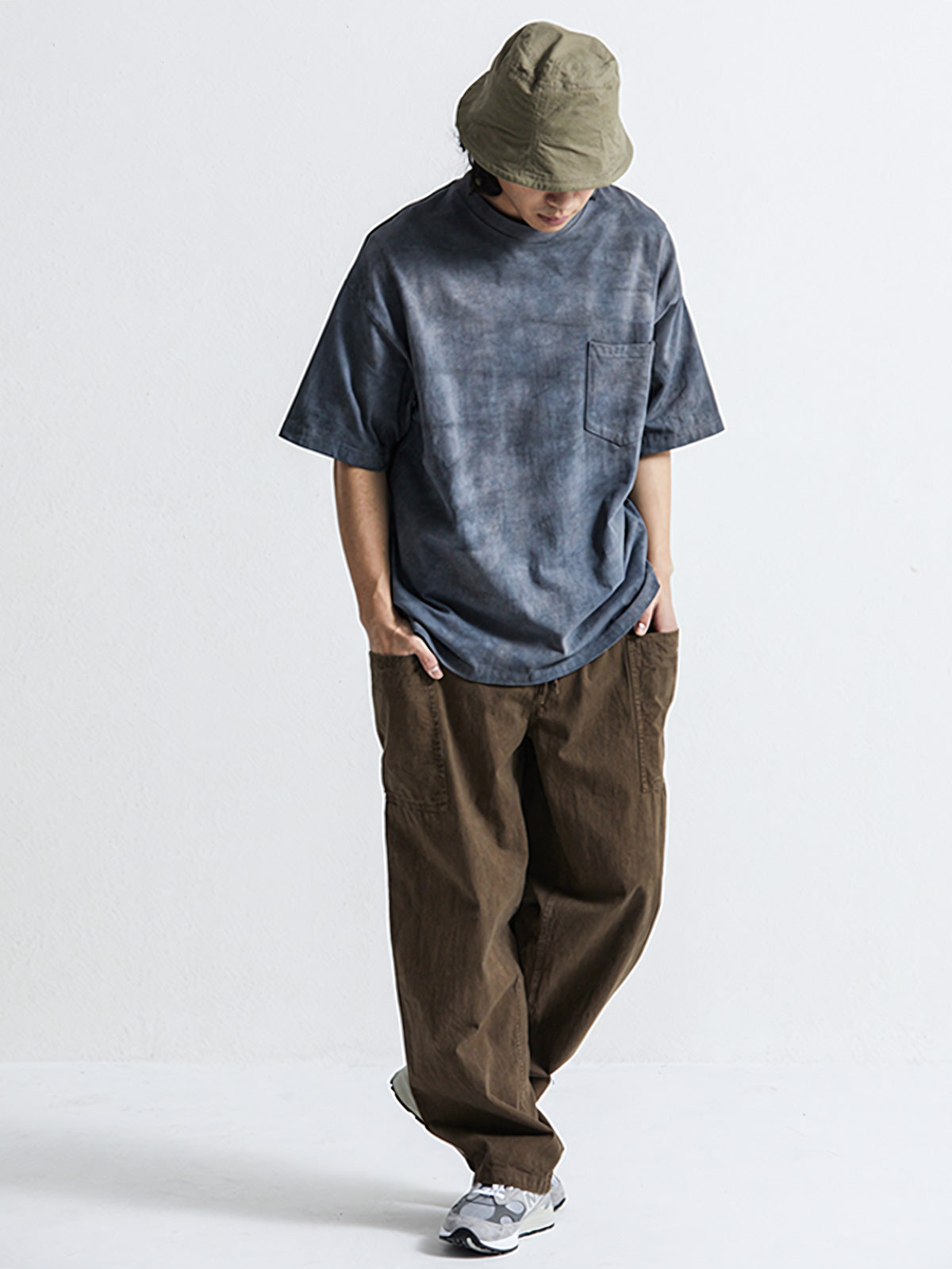 ハンドメイドグレーアイスダイTシャツを着用したモデルの画像