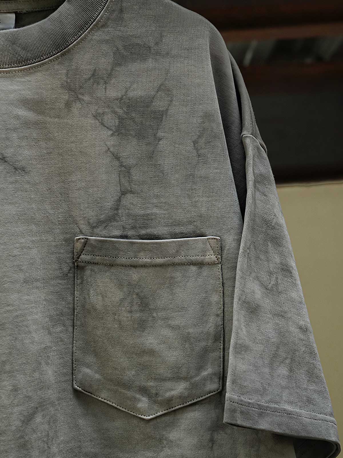 Tシャツの独特なアイスダイ染め(Ice Dyeing)模様のディテール画像