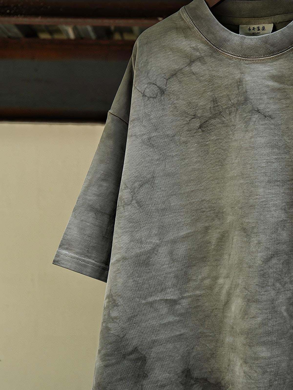 Tシャツの独特なアイスダイ染め(Ice Dyeing)模様のディテール画像