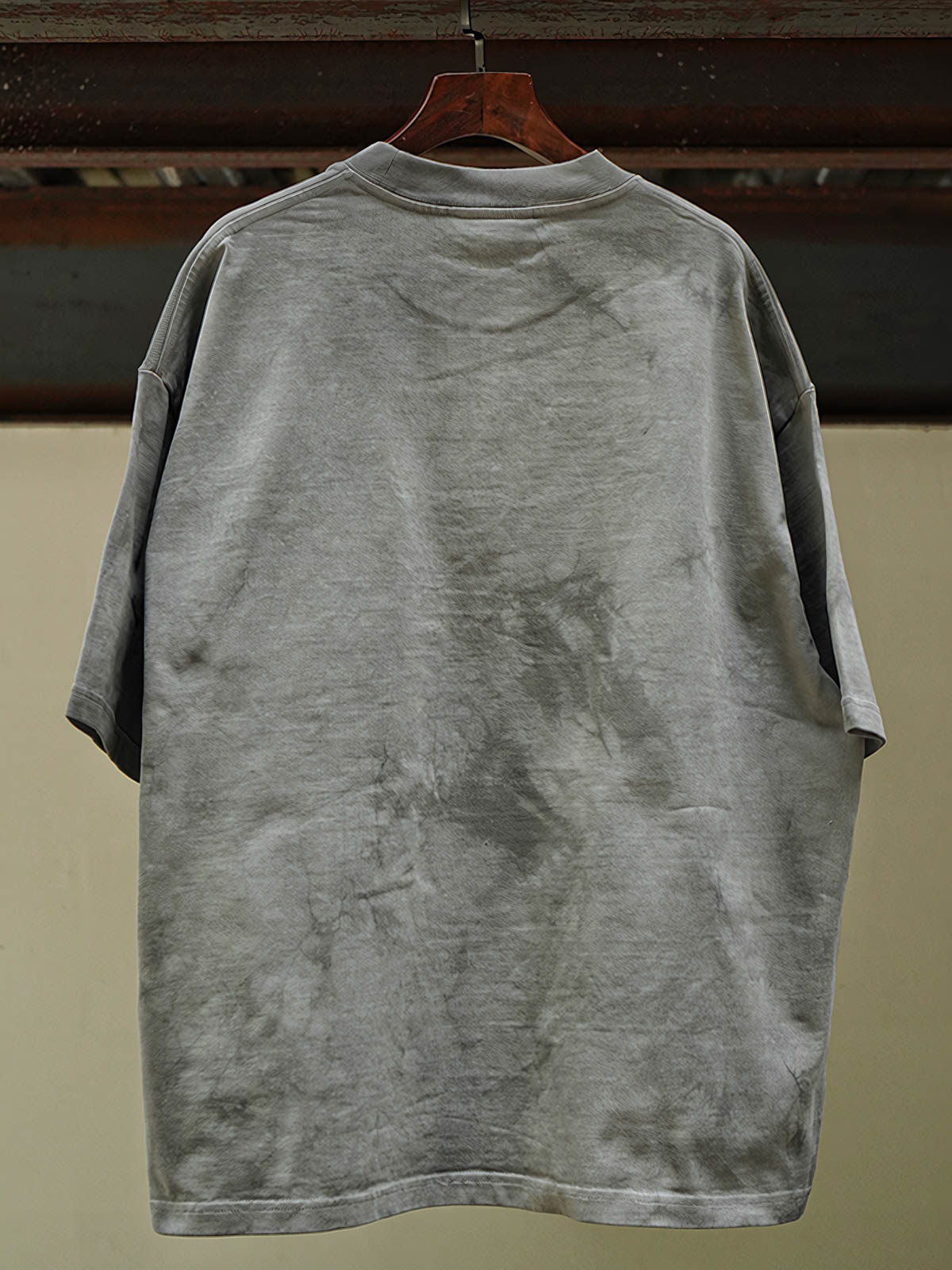 Tシャツの独特なアイスダイ染め(Ice Dyeing)模様のディテール画像