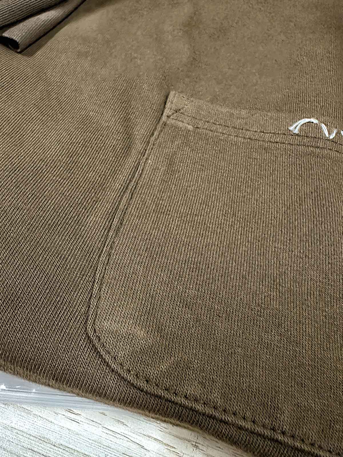 ハンドメイド泥染めエジプシャンコットンポケットTシャツのディテール画像、手刺し子装飾と独特な泥染め効果を示しています