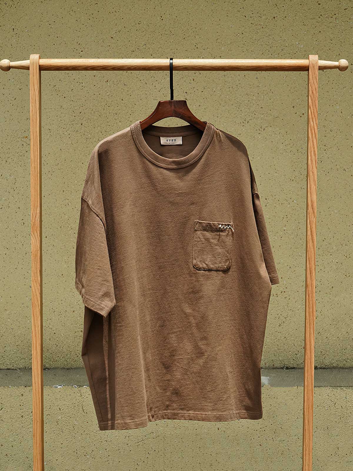 ハンドメイド泥染めエジプシャンコットンポケットTシャツのディテール画像、手刺し子装飾と独特な泥染め効果を示しています