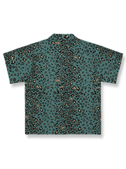 モデルが着用したクラシックレオパード半袖シャツの展示画像。