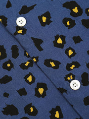 シャツのレオパードプリントと天然貝ボタンのディテール画像。