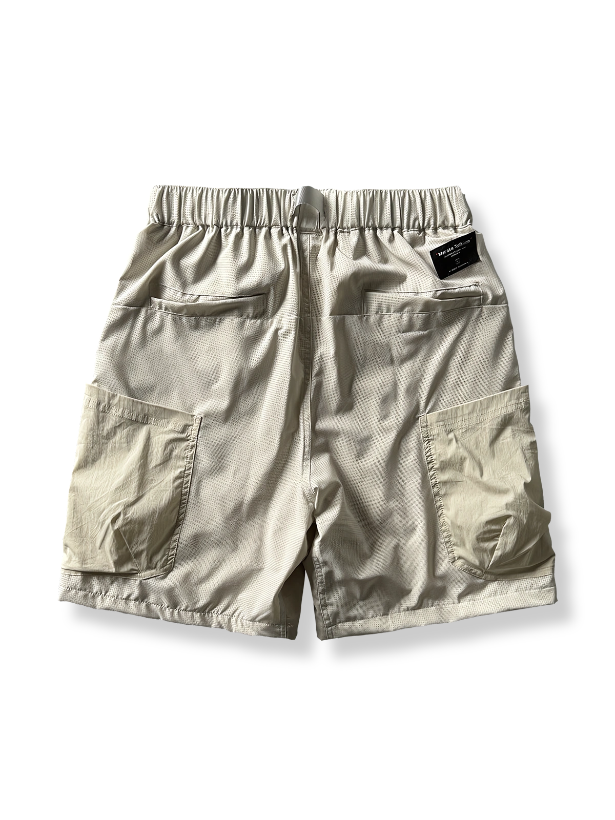 軽くて快適なアウトドアカーゴショーツの大容量ポケットとベルトのデザインを示す画像