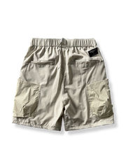 軽くて快適なアウトドアカーゴショーツの大容量ポケットとベルトのデザインを示す画像