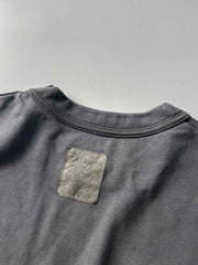 バティック鯉プリントTシャツのディテール、鯉のプリントと細やかなステッチを表示。