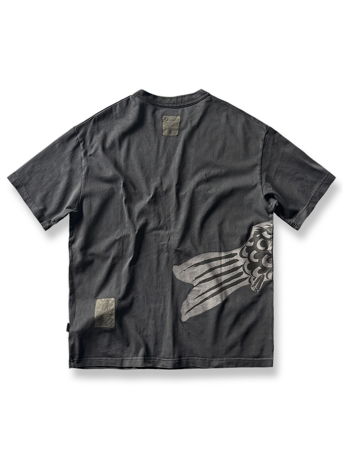 300グラムのコットンを使用したバティック鯉プリントTシャツの正面展示図。