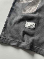 バティック鯉プリントTシャツのディテール、鯉のプリントと細やかなステッチを表示。