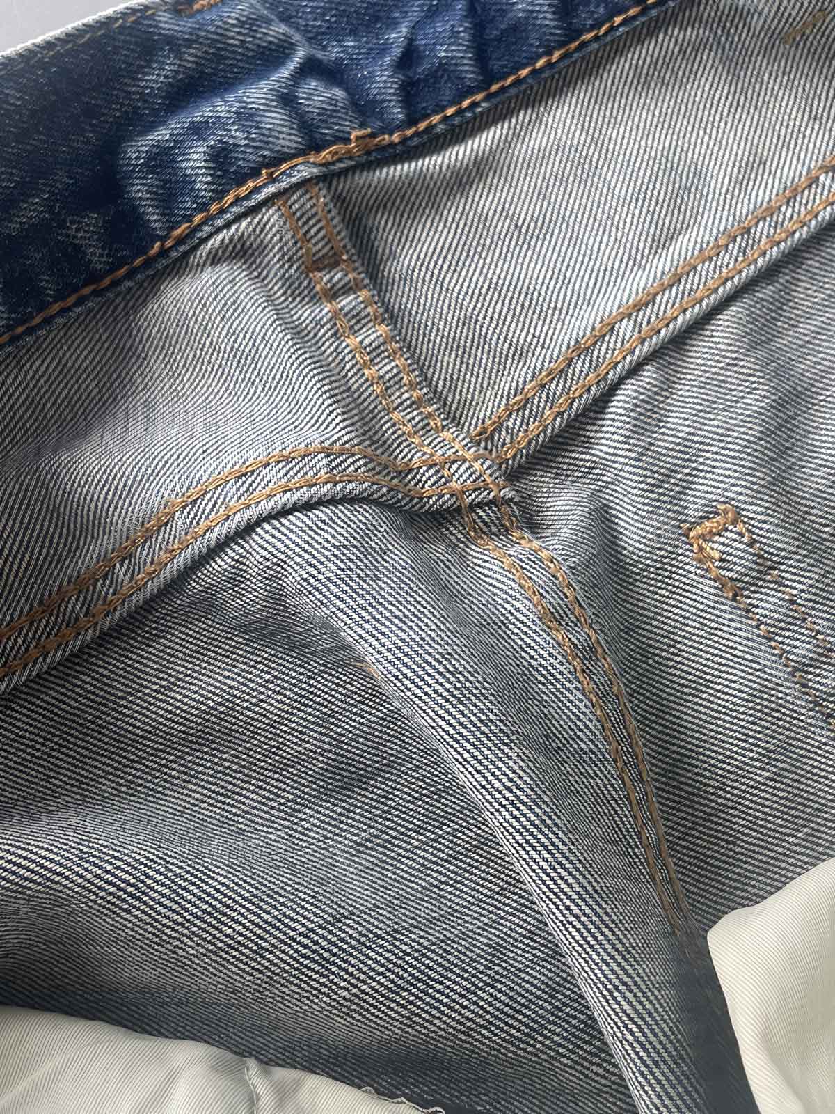 ダメージ加工デニムパンツのダメージディテール。