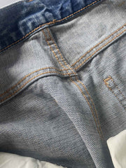 ダメージ加工デニムパンツのダメージディテール。