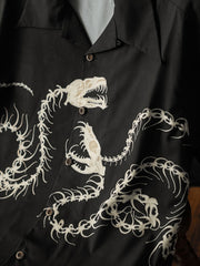 スネークボーン手描きパターンとシャツのディテール。