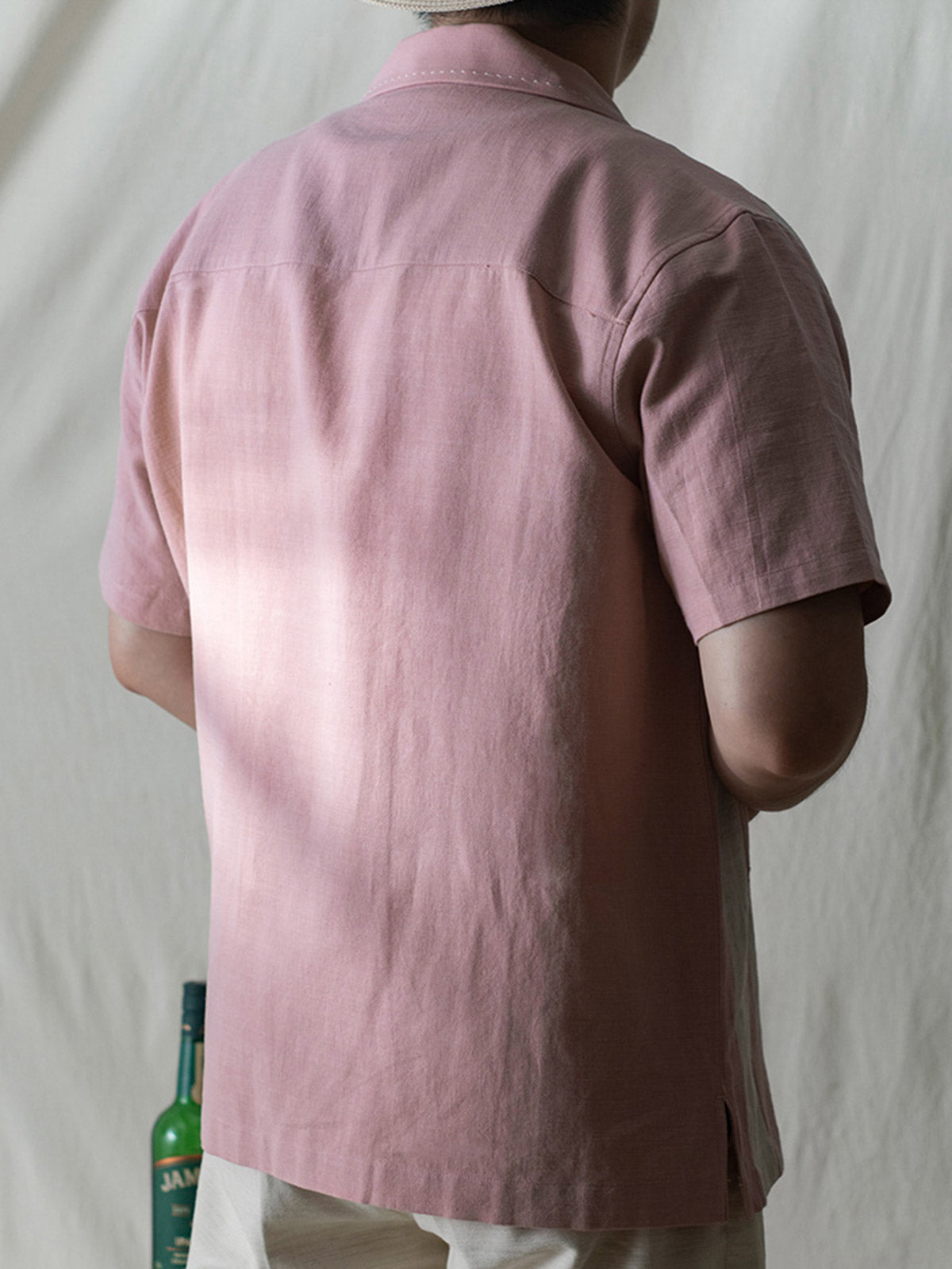 モデル画像:モデルが着用するストライプテンセル混紡ボウリングシャツ展示図