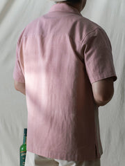 モデル画像:モデルが着用するストライプテンセル混紡ボウリングシャツ展示図