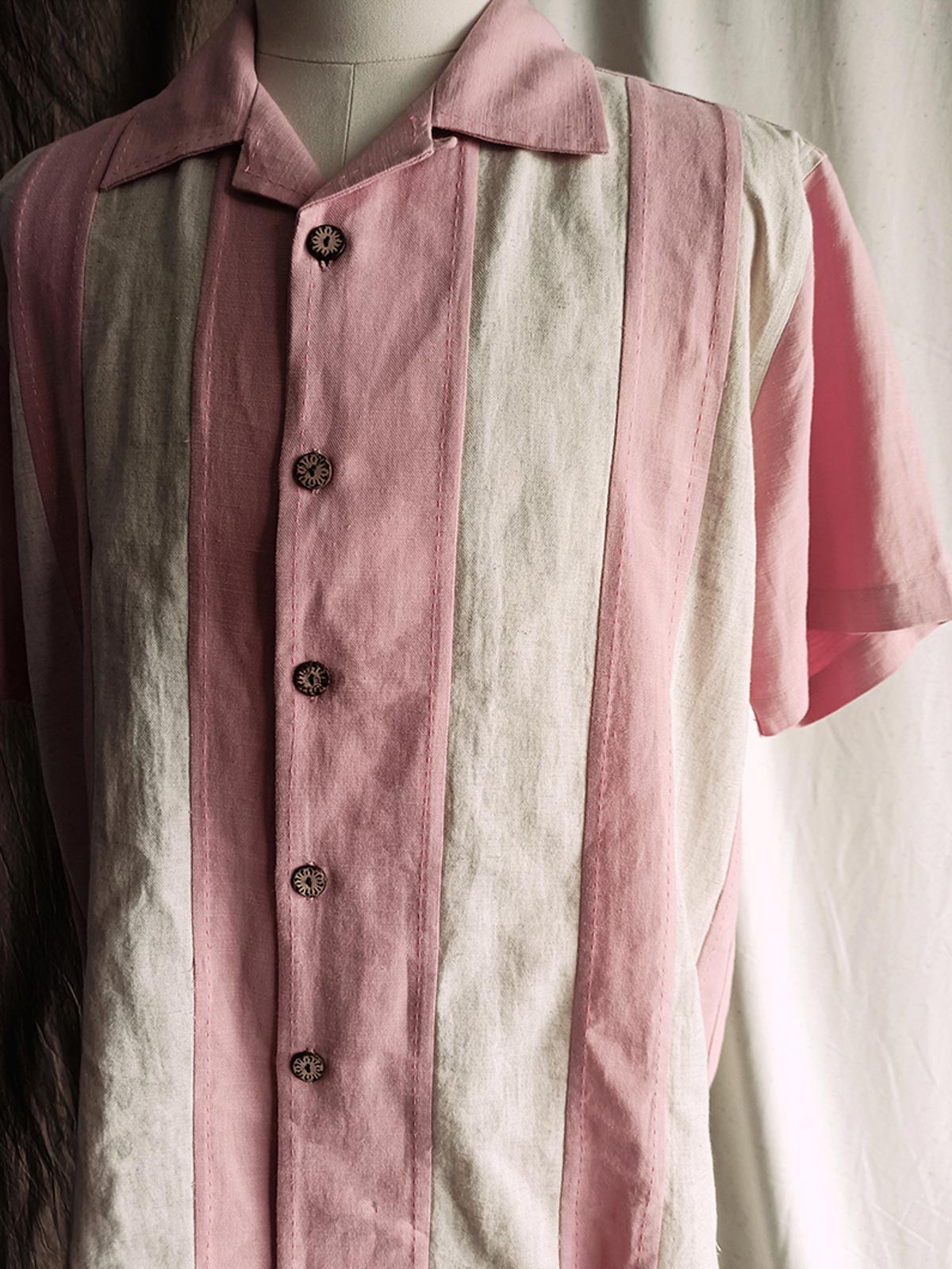 モデル画像:モデルが着用するストライプテンセル混紡ボウリングシャツ展示図