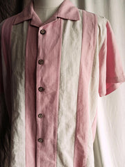 モデル画像:モデルが着用するストライプテンセル混紡ボウリングシャツ展示図