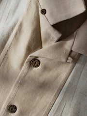 詳細画像:シャツの縫い目とボタンの詳細図モデル画像:モデルが着用するストライプテンセル混紡ボウリングシャツ展示図