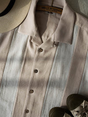 詳細画像:シャツの縫い目とボタンの詳細図