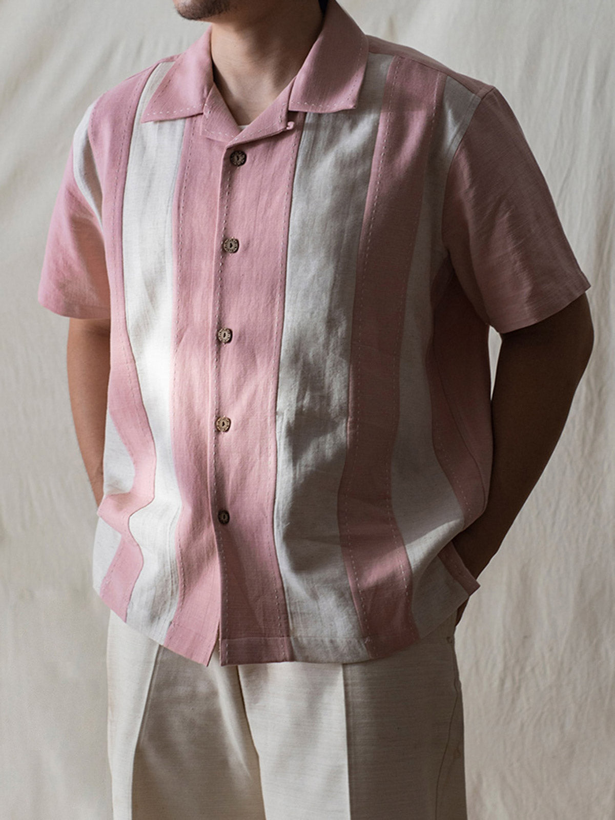 モデル画像:モデルが着用するストライプテンセル混紡ボウリングシャツ展示図