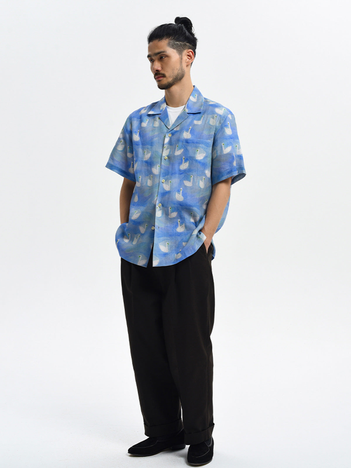 モデル画像:モデルが着用するブルースワンプリントのレトロシャツ展示図
