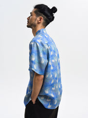 モデル画像:モデルが着用するブルースワンプリントのレトロシャツ展示図