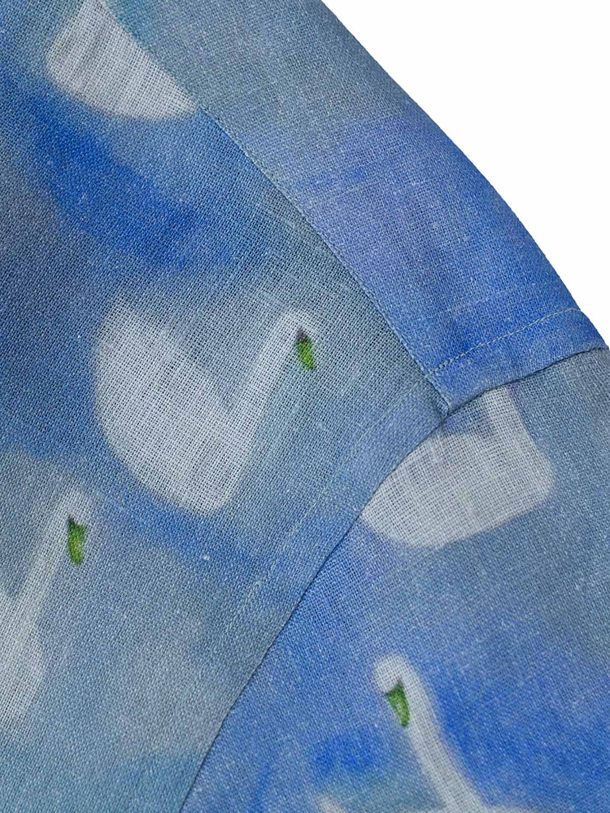 詳細画像:シャツのスワンプリントとボタンの詳細