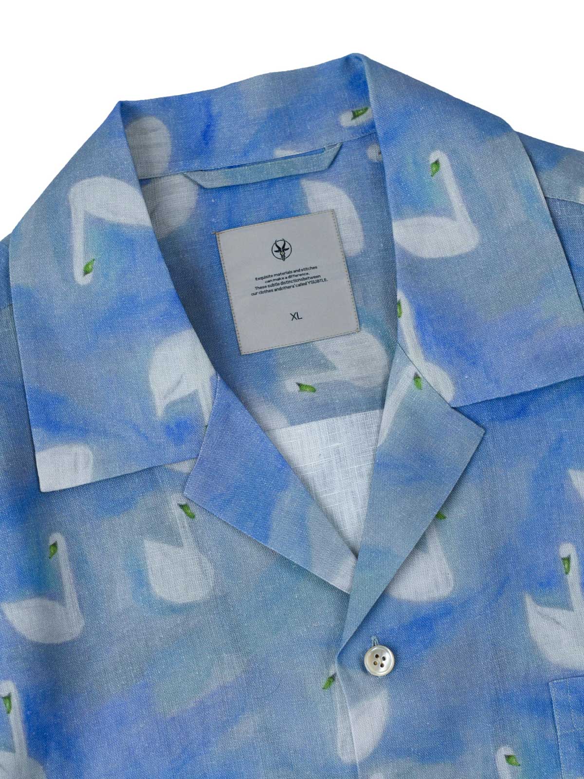 詳細画像:シャツのスワンプリントとボタンの詳細