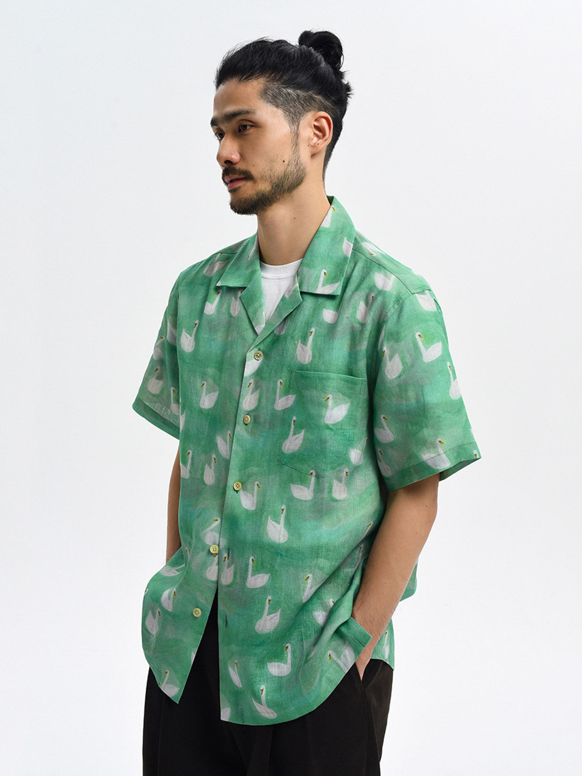 モデル画像:モデルが着用するスワンプリント リネン キューバシャツ展示図