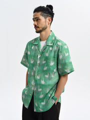 モデル画像:モデルが着用するスワンプリント リネン キューバシャツ展示図