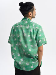 モデル画像:モデルが着用するスワンプリント リネン キューバシャツ展示図