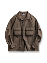 立体ポケットシアサッカーシャツの正面画像。グレーとブラウンの2色展開を表示。